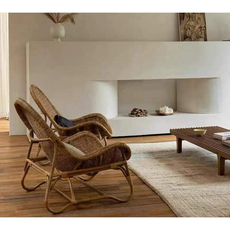 Handgefertigter Rattanstuhl mit Rückenlehne aus natürlichem Rattan und Bambus