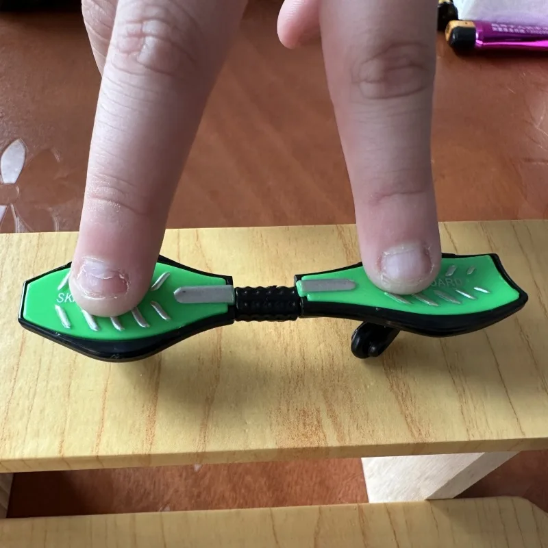 Alta qualità carino favore di partito bambini bambini plastica mini dito equilibrio scooter fingerboard skate boarding giocattolo regalo