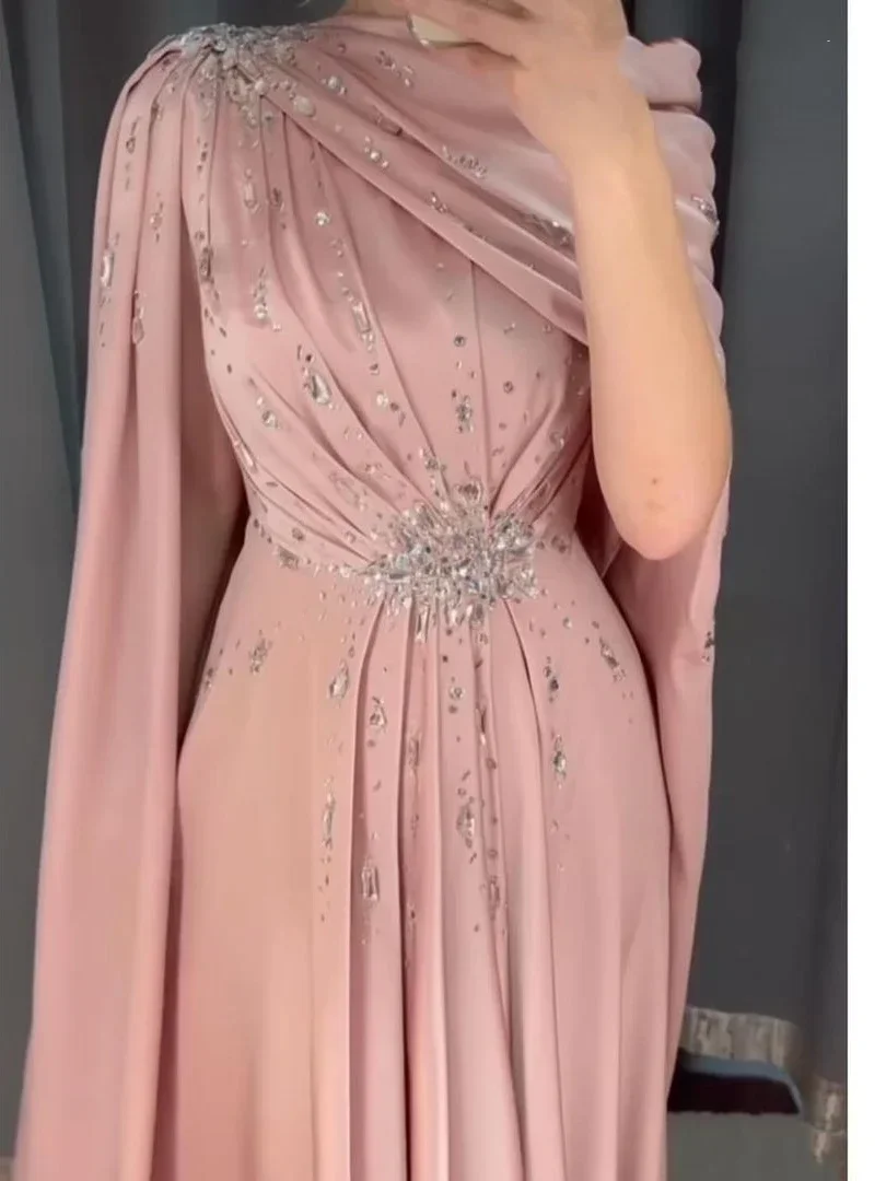 Maßgeschneiderte Saudi-Arabien-Abschlussballkleider, elegantes Vintage-Abendkleid mit süßen rosa Rüschen und Kristallperlen, Partykleid für formelle Anlässe