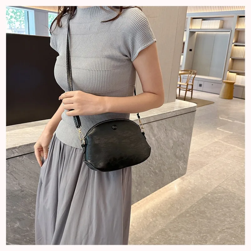 This Year Fashion Trend Texture Shell Shoulder Bag New Fashion Retro Simple Oil Leather Shoulder Bag Slung Handbag