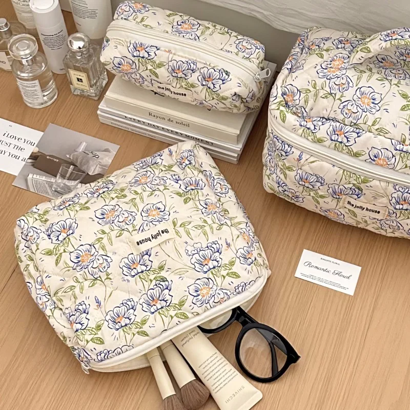 Korean Quilted Fresh Flowers Makeup Bag For Women Portable Toilet Bag Female Handbags Floral Organizers Storage Cosmetics Pouch