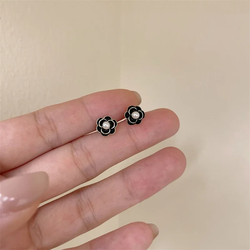 Mini Camellia Flower White Black Enamel Stud Earrings for Women Sweet Geometric Brincos Jewelry Wholesale Summer Girl Gift