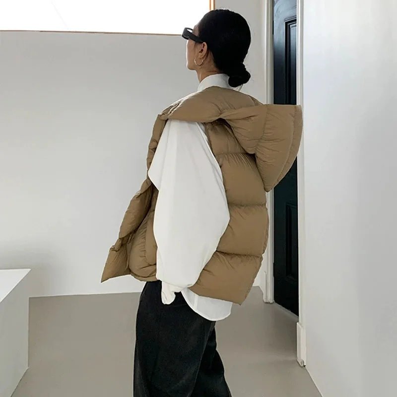 เสื้อกั๊กขนเป็ดผู้หญิง รุ่นใหม่ ปี 2025 สำหรับฤดูใบไม้ร่วงและฤดูหนาว อุ่นสบาย มีฮู้ด สีขาว ขนเป็ดแท้ สไตล์ลำลอง สีพื้น