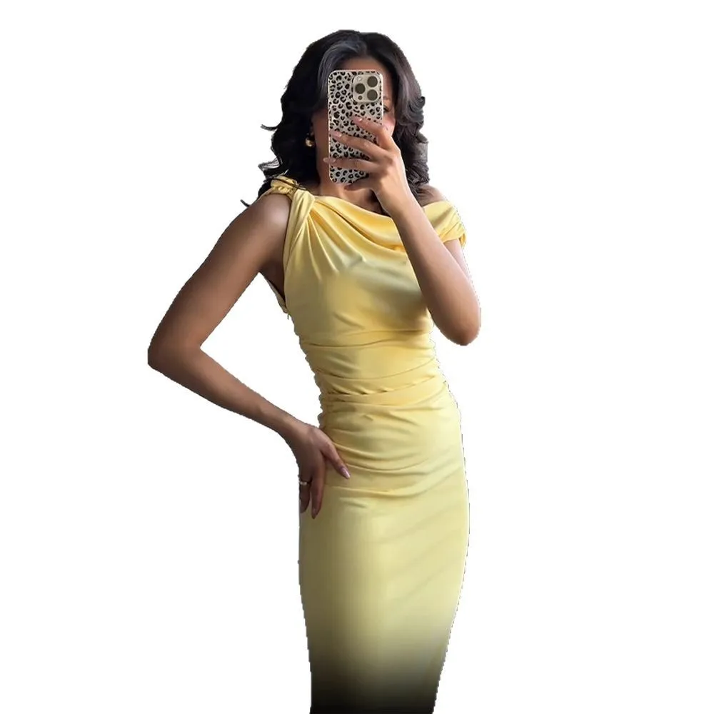 ชุดเดรสแขนกุดไหล่ลาดจีบหรูหราและเผ็ดของผู้หญิงพร้อมผ้าพันสะโพกและทรงเข้ารูปชุดเดรสยาวปานกลาง