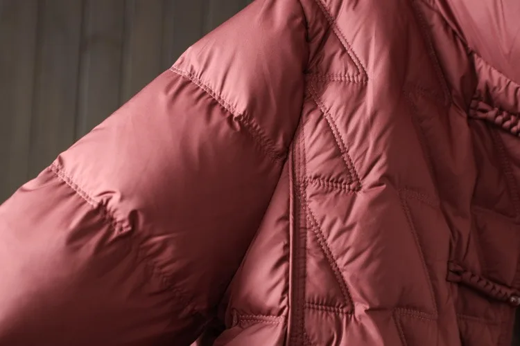 Damska kurtka puchowa w stylu retro etno na zimę 2025, z literackim i artystycznym zapięciem zapewniającym ciepło.