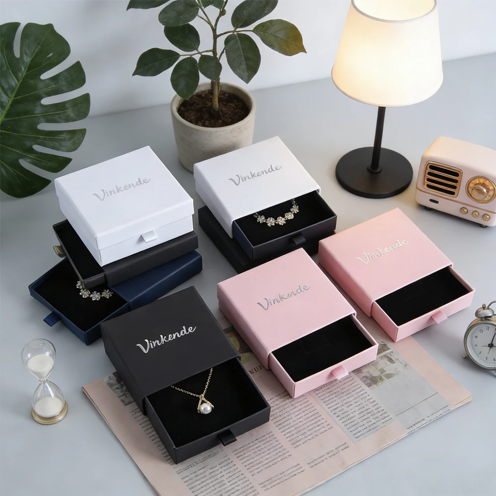 

50 шт./лот, подарочные коробки для ювелирных изделий с индивидуальным логотипом, 8x8x1.7 см, белые, из бумаги, класса люкс, с выдвижным ящиком, для ожерелий, серег, колец, упаковка для подарков