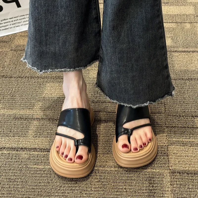 Einzigartiges Design mit dicken Sohlen und Sandalen für Frauen neue koreanische Version für den Sommer modisch und bequem für den Außenbereich