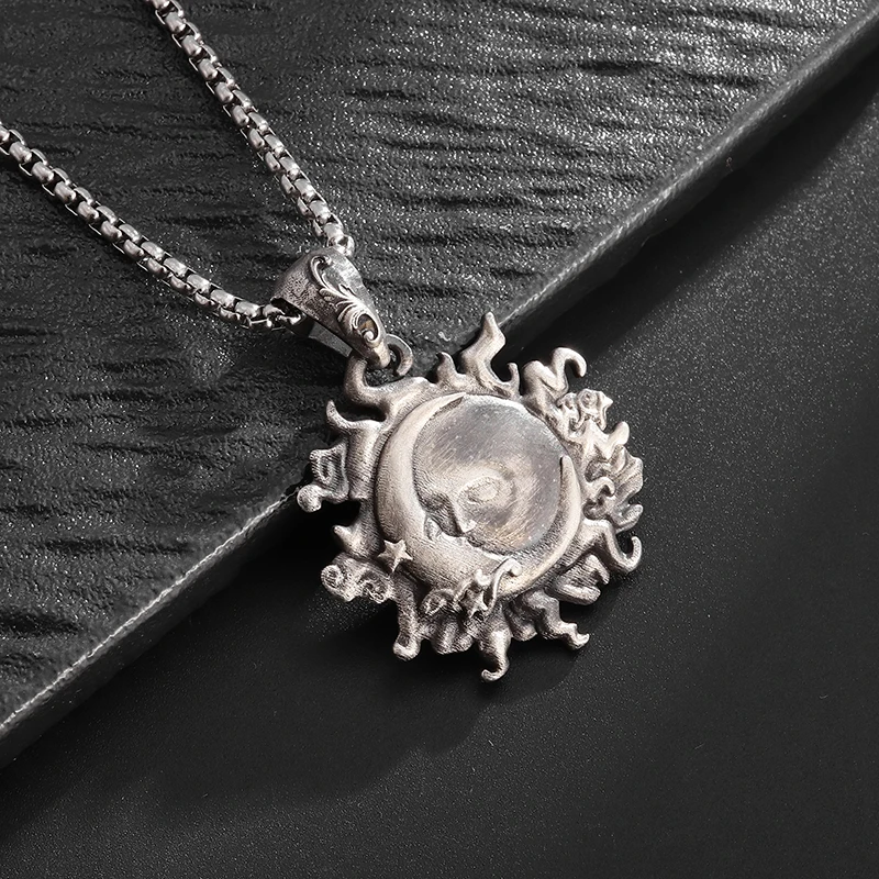 Retro Punk Sun Hugging Moon Round Pendant Necklace Suitable for Men and Women Fashion Trend Couples Commemorative Jewelry Gifts