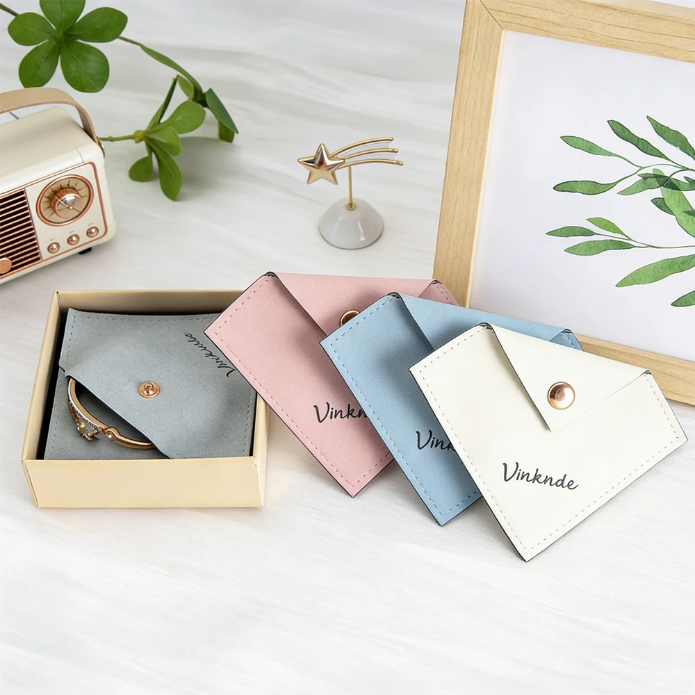 

50Pc Personalized Logo Microfiber Jewelry Snap Bag 4x4inch Triangle Diamond Velvet Gift Beige Suede Packaging Ring Earring Pouch