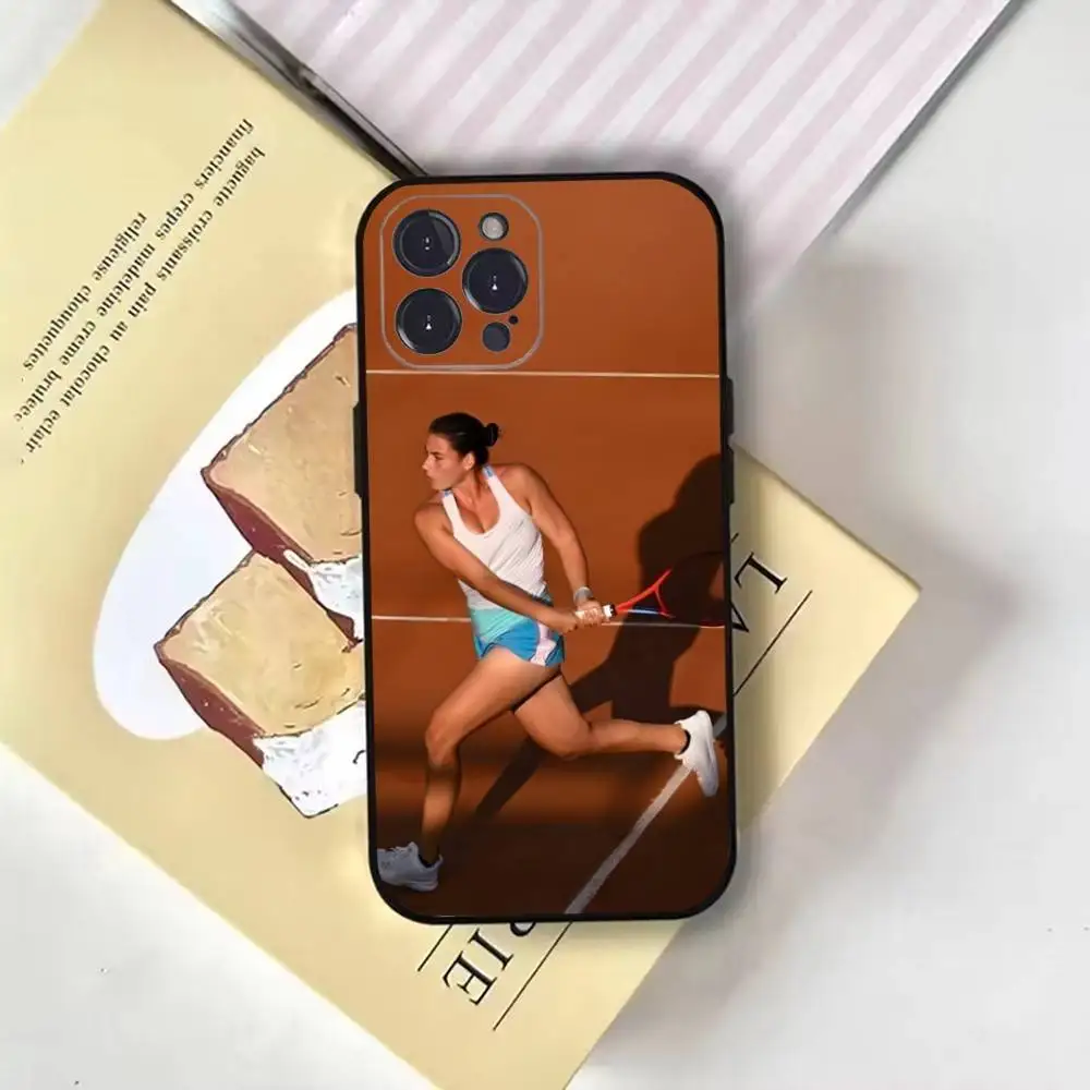 テニス エマ・ナバロ iPhone16,15,14,13,12,11 Plus,Pro Max,XS,X,XR,SE,Mini,8,7用 ソフトブラックカバー 携帯ケース