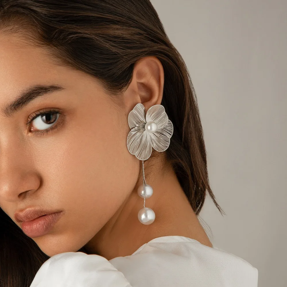 

Sweet Ear Studs Flower Long Hanging Earrings Trendy Retro Petal Earrings Studs Metal Elegant Ginkgo Leaf Hollow Earrings Unisex