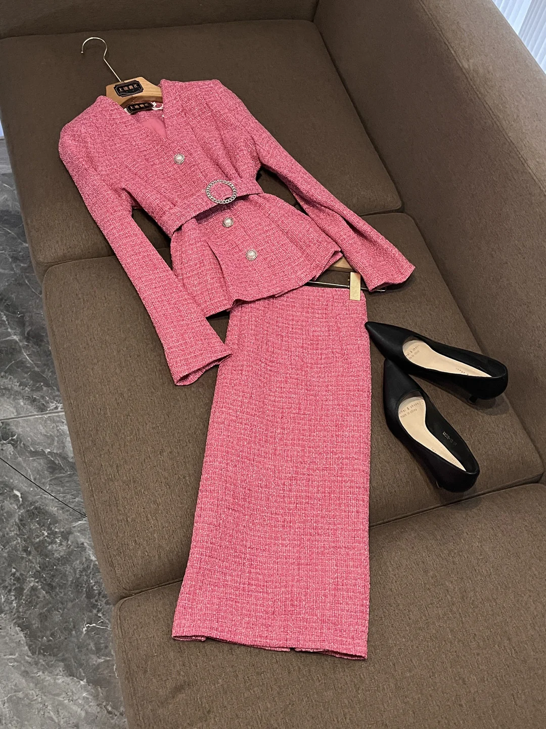 

Модный комплект: приталенный жакет и юбка-обертка, зима 2025, корейский стиль, костюм-двойка X98 с утягивающим эффектом на талии