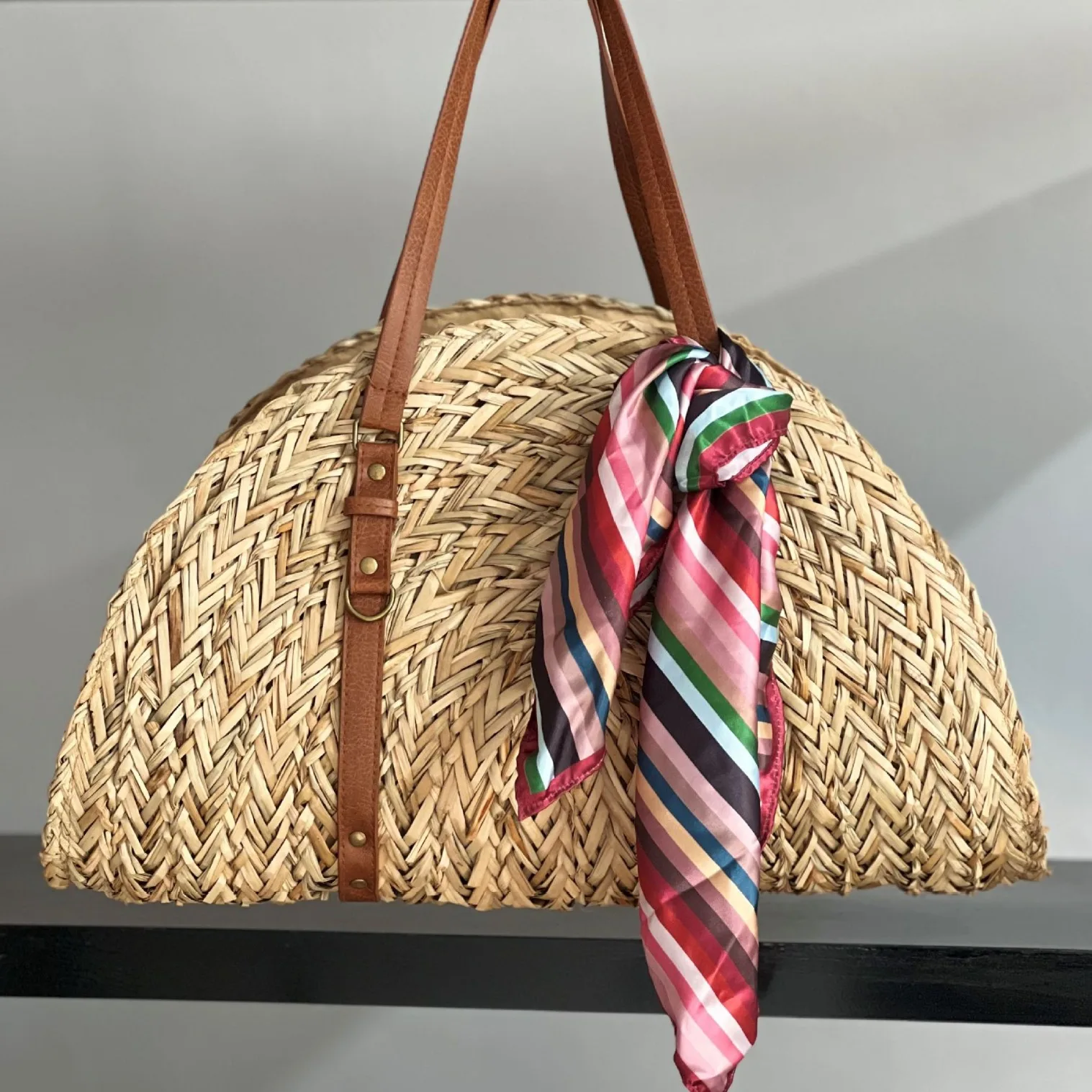 

Соломенная сумка ручной работы с полукруглой кожаной ручкой — модная трансформируемая сумка через плечо большой вместимости для повседневного повседневного использования