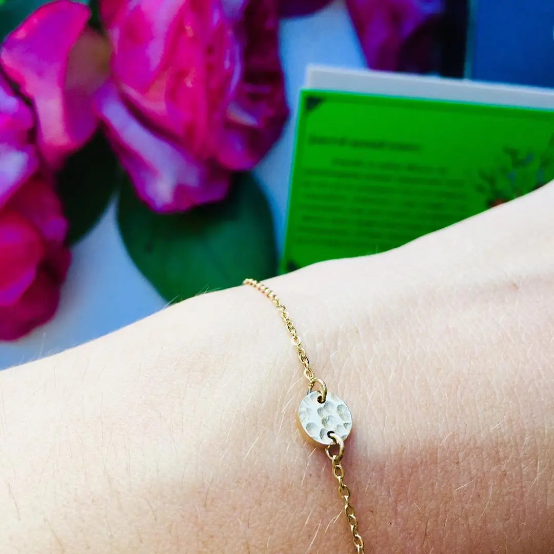 Hiraeva Stainless Steel Hammered Disc Charm Bracelet for Women Adjustable Dainty Thin Chain Minimalist Gold Bracelet