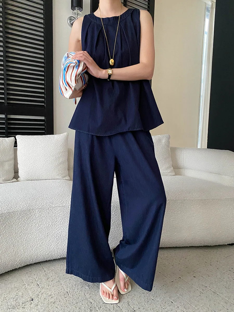 Sommerliches Damen-Set im französischen Retro-Stil: ärmellose Jeansweste mit Rundhalsausschnitt und lässige Hose in unifarbenem Design. – Detail 13