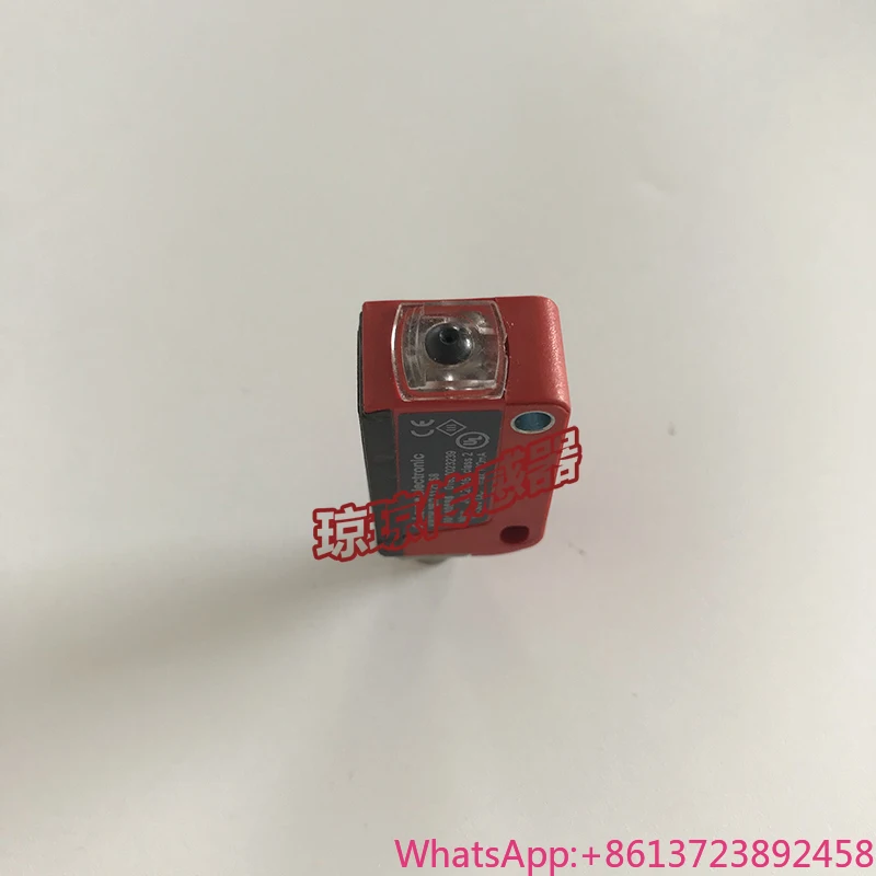 

LEUZE Color Mark Sensor Sensor KRTM 3B/2, 1121-S8 Real Shot, Quality Assurance One Year