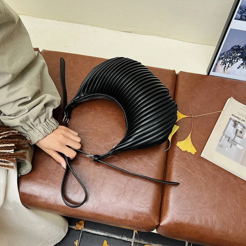 الراقية المتخصصة مطوي حقيبة الهلال حقيبة تحت الإبط 2025 الخريف والشتاء عادية تنوعا واحدة الكتف حقيبة كروسبودي 521-7056