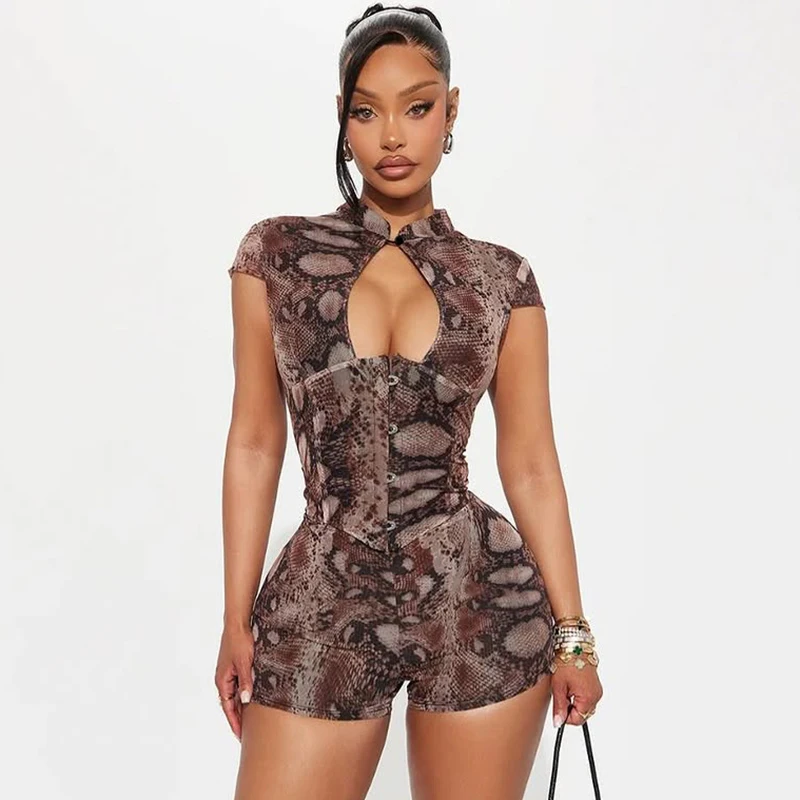 Schlangenmuster-Jumpsuit-Shorts mit ärmellosem, schmal geschnittenem und figurbetonendem Design sowie Aussparungen vorne. – Detail 3