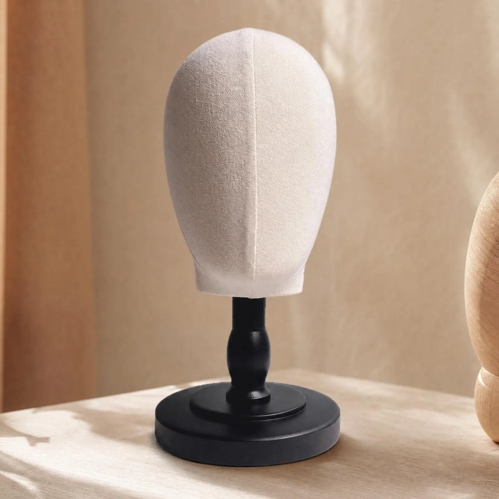 tete-de-mannequin-pour-chapeaux-avec-housse-en-tissu-et-support-en-bois-pour-l'exposition-de-casquettes-en-boutique