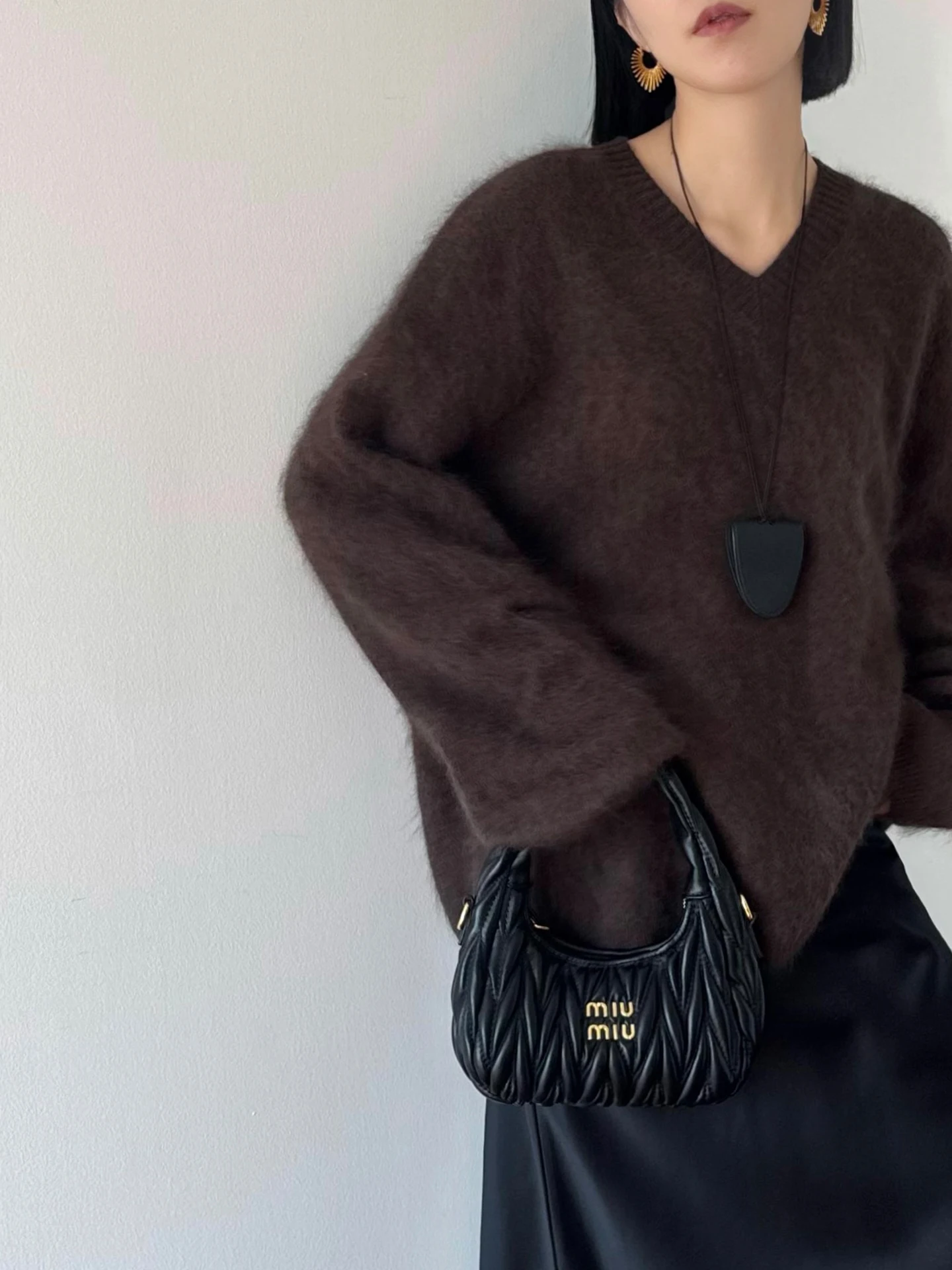 

Осенне-зимняя новинка: винтажный свитер LUTONG с V-образным вырезом, свободный трикотажный джемпер, универсальный топ для женщин