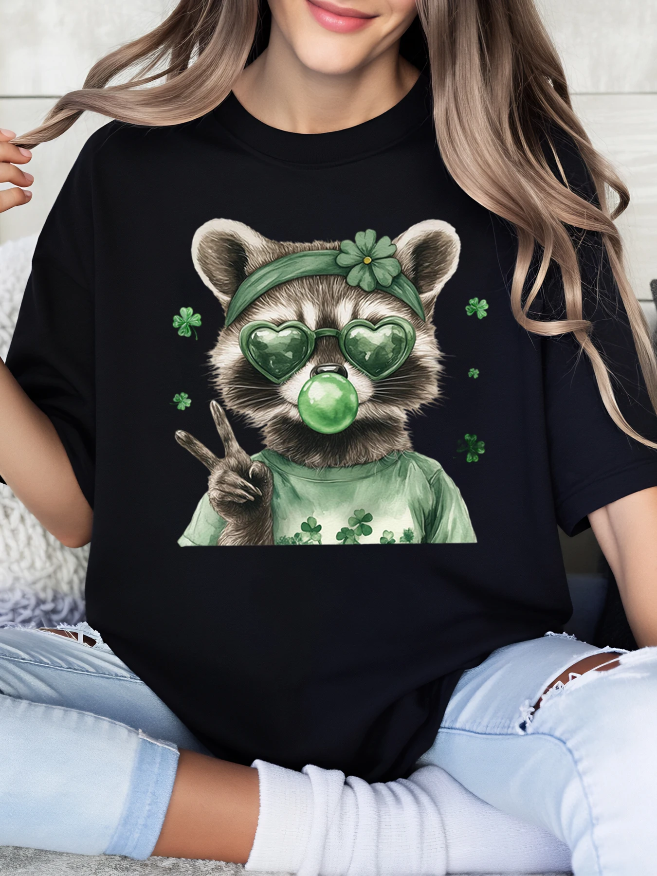 Guaxinim com faixa de trevo e óculos de coração Camiseta do dia de São Patrício Roupa casual feminina preta plus size