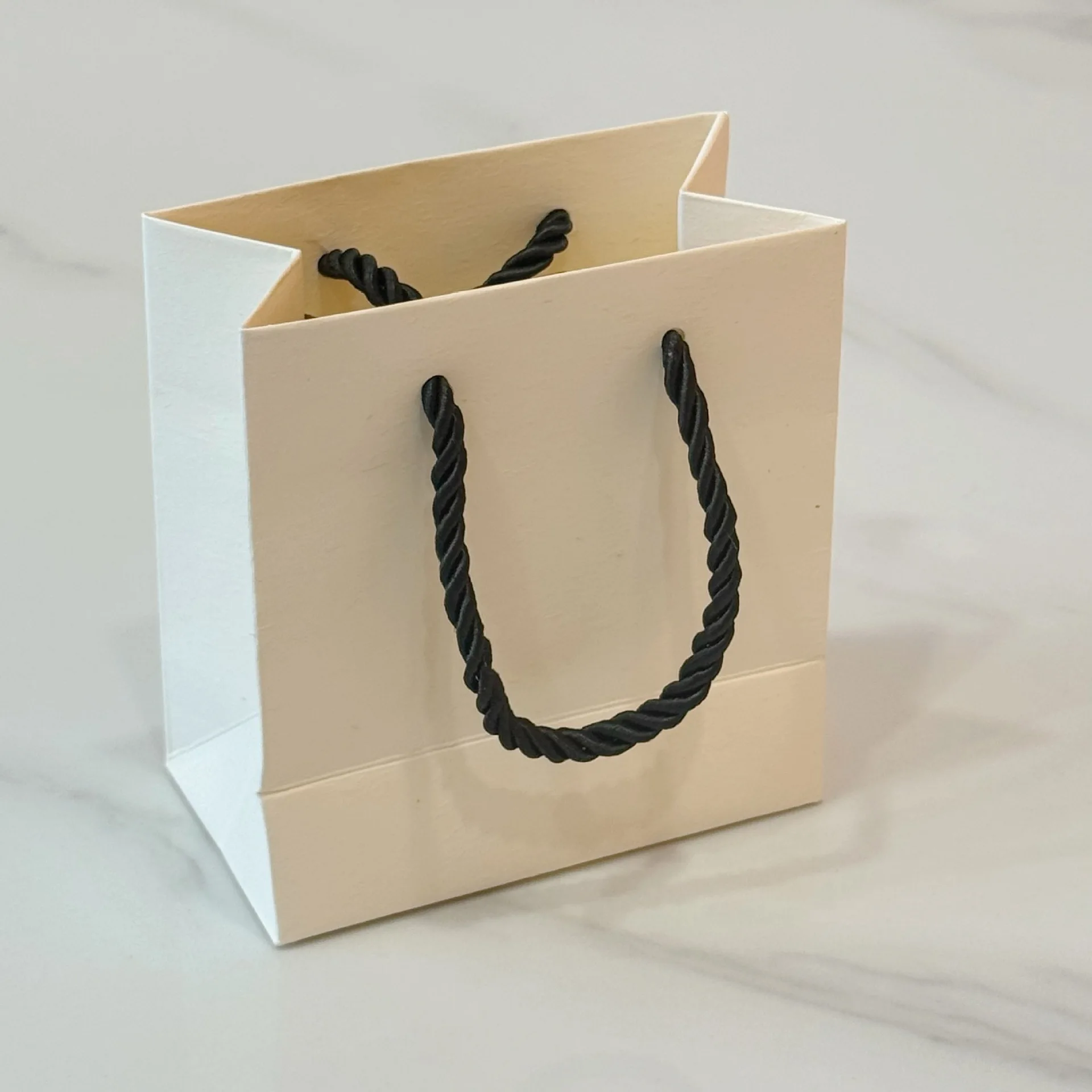 

Transparent Window Jewelry Box Transparent Magnetic Hard Paper Box High-End Gift Box White For Store Display Jewelry Store Home