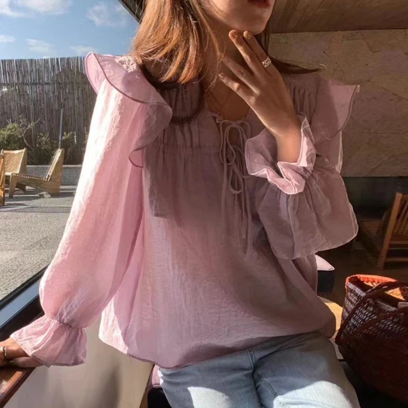 قميص ربيعي فضفاض على الطراز الكوري برقبة على شكل حرف V بلوزة شيفون نسائية مع تفاصيل فيونكة وأكمام جرس لون نقي مناسب للتنقل