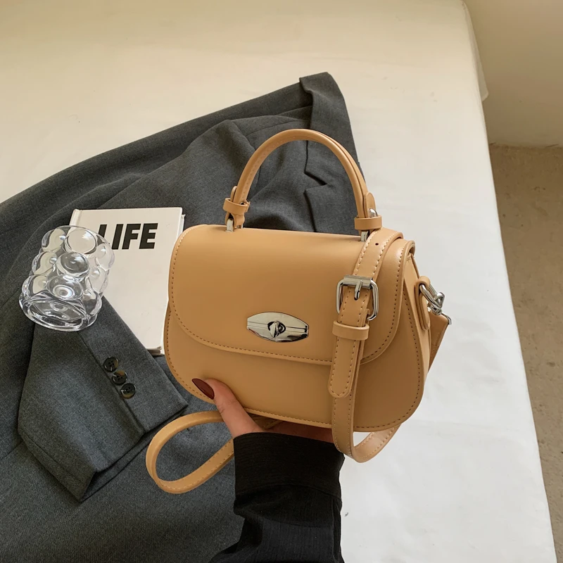 세련되고 트렌디한 디자인과 우아한 가죽을 갖춘 여성을 위한 세련되고 심플한 크로스바디 백