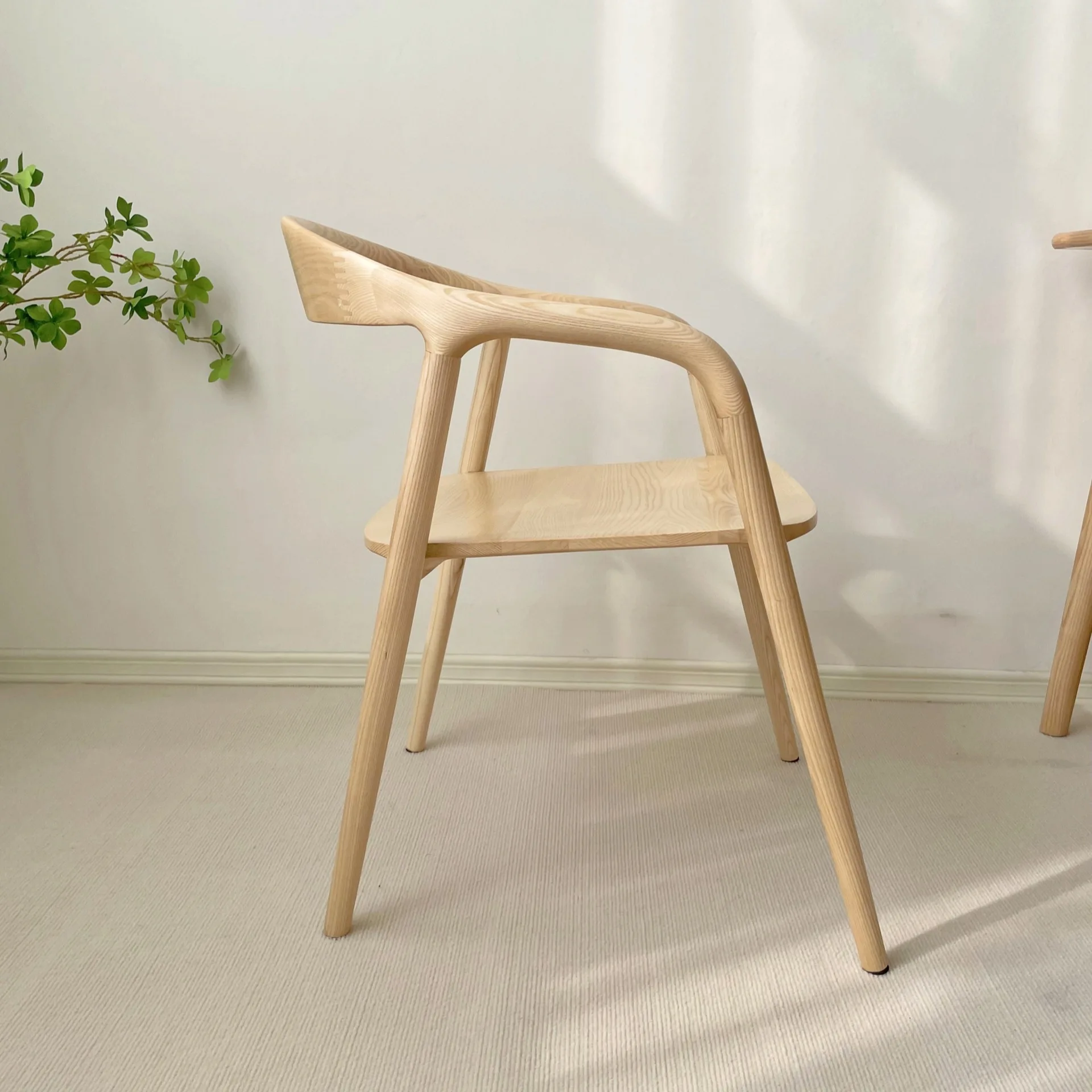 เก้าอี้ไม้แอชเนื้อแข็งสไตล์นอร์ดิก ชูเม็ต หรูหราแบบเรียบง่าย สไตล์วาบิ สำหรับใช้ในบ้าน มีที่วางแขน เหมาะสำหรับรับประทานอาหาร คาเฟ่ โต๊ะเจรจาธุรกิจ รุ่น T &