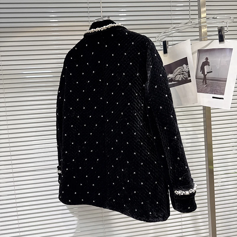 Doudoune en tissu velours avec bord perlé, écharpe en dentelle exquise, nouveau style d'hiver 2025, veste tendance pour les déplacements