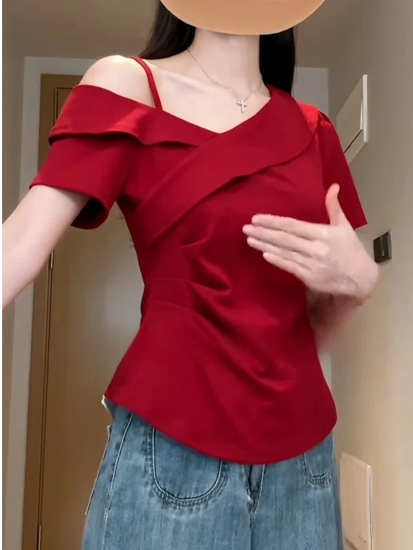 Czerwony top plus size z asymetrycznym dekoltem, koronką, odkrytymi ramionami, podkreślający talię i wyszczuplający.