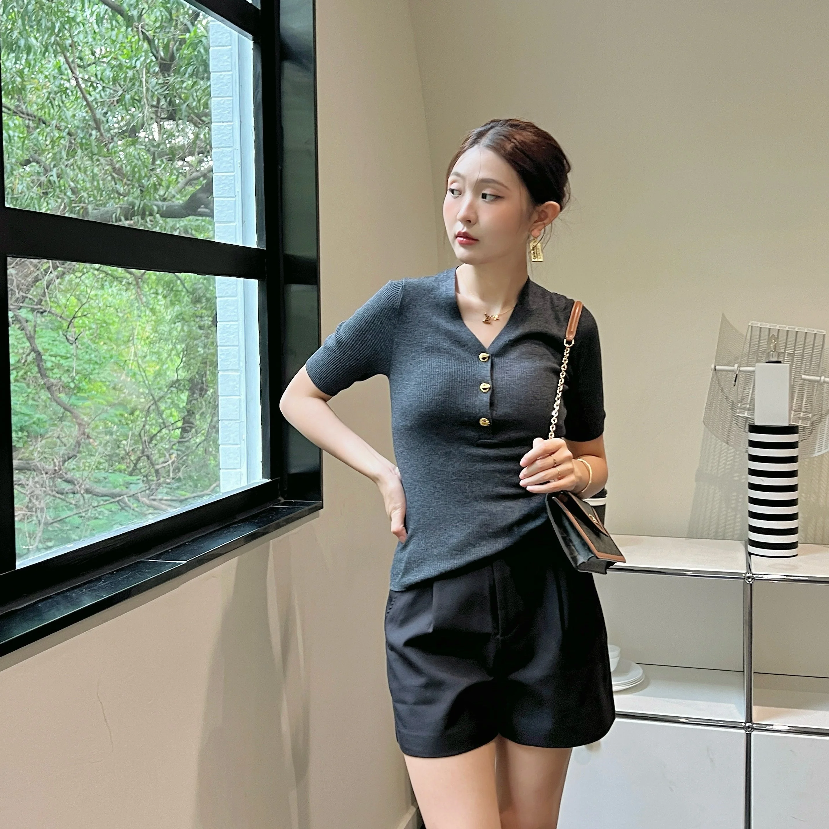 

ESLEUNG Bee Wool Slim Fit Top Swan Ne V-ne Metal Bule Design ort Sve Women's Faionable Knitted Sweater