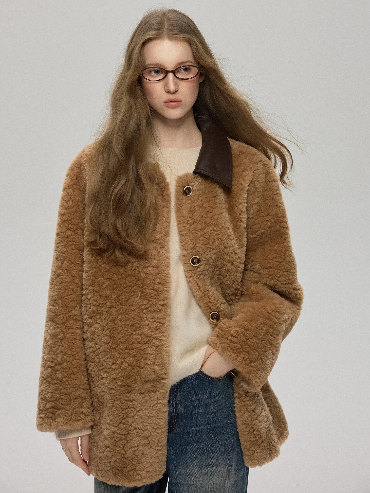 ملابس خارجية صديقة للبيئة مصنوعة من الفرو والجلد بتصميم راقي، مريحة ودافئة للشباب، مناسبة للارتداء اليومي، متوفرة بألوان متعددة ومقاسات عالمية.