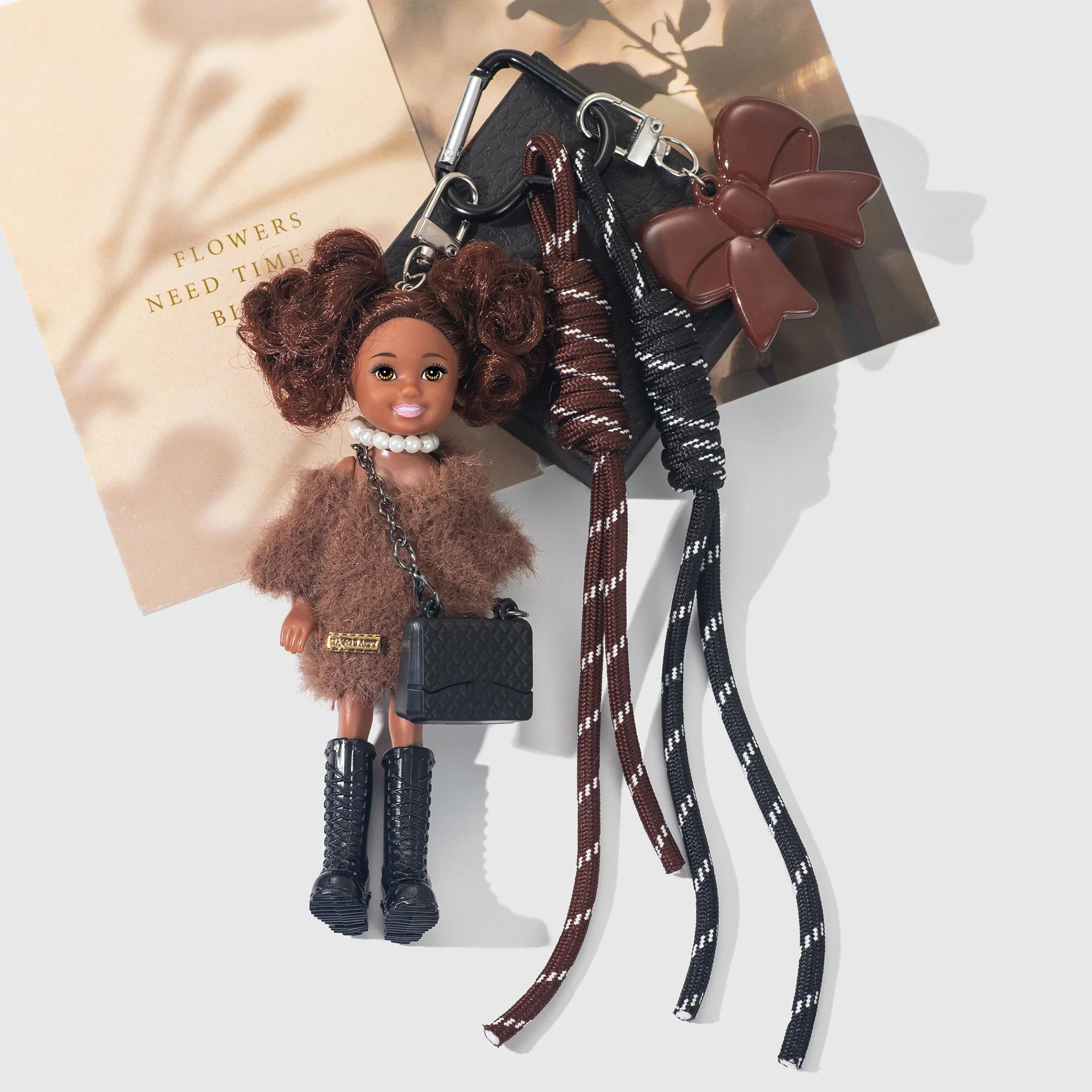 Retro Lalka Kylie w stylu retro, afrykańska, ciemnowłosa, urocza, z kokardką, breloczek, ozdoba do plecaka, zawieszka, lalka BJD, prezent dla dziewczynki