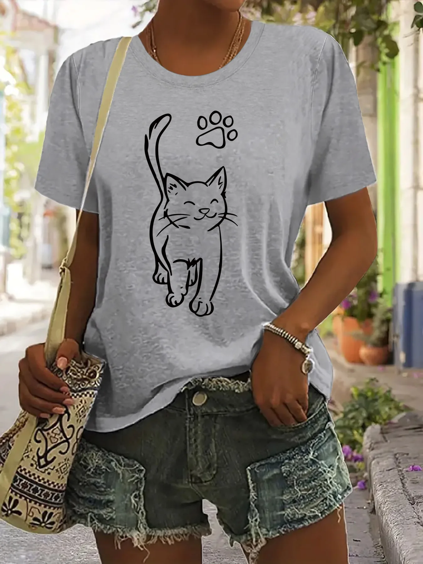 Camiseta casual de manga corta con cuello redondo y estampado de gato encantador para mujer