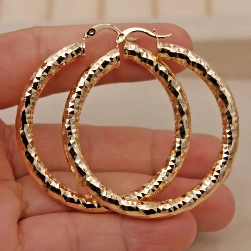 A Pair of Large Round Geometric Faceted Die-cast Pattern Hoop Earrings Women's Fashion Flair Temperament Copper Earrings