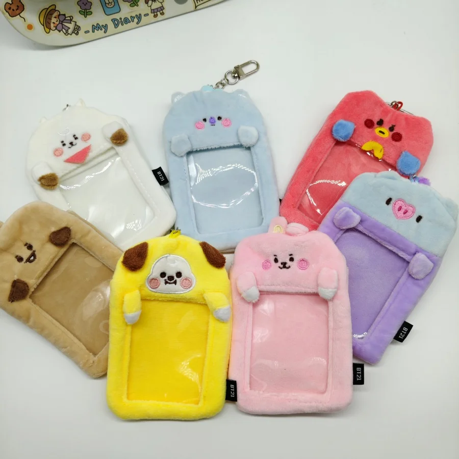 Porta tarjetas de peluche BT21; inserta una tarjeta con temática de estrellas para decorarla, luego colócala en tu bolso y llévala contigo.