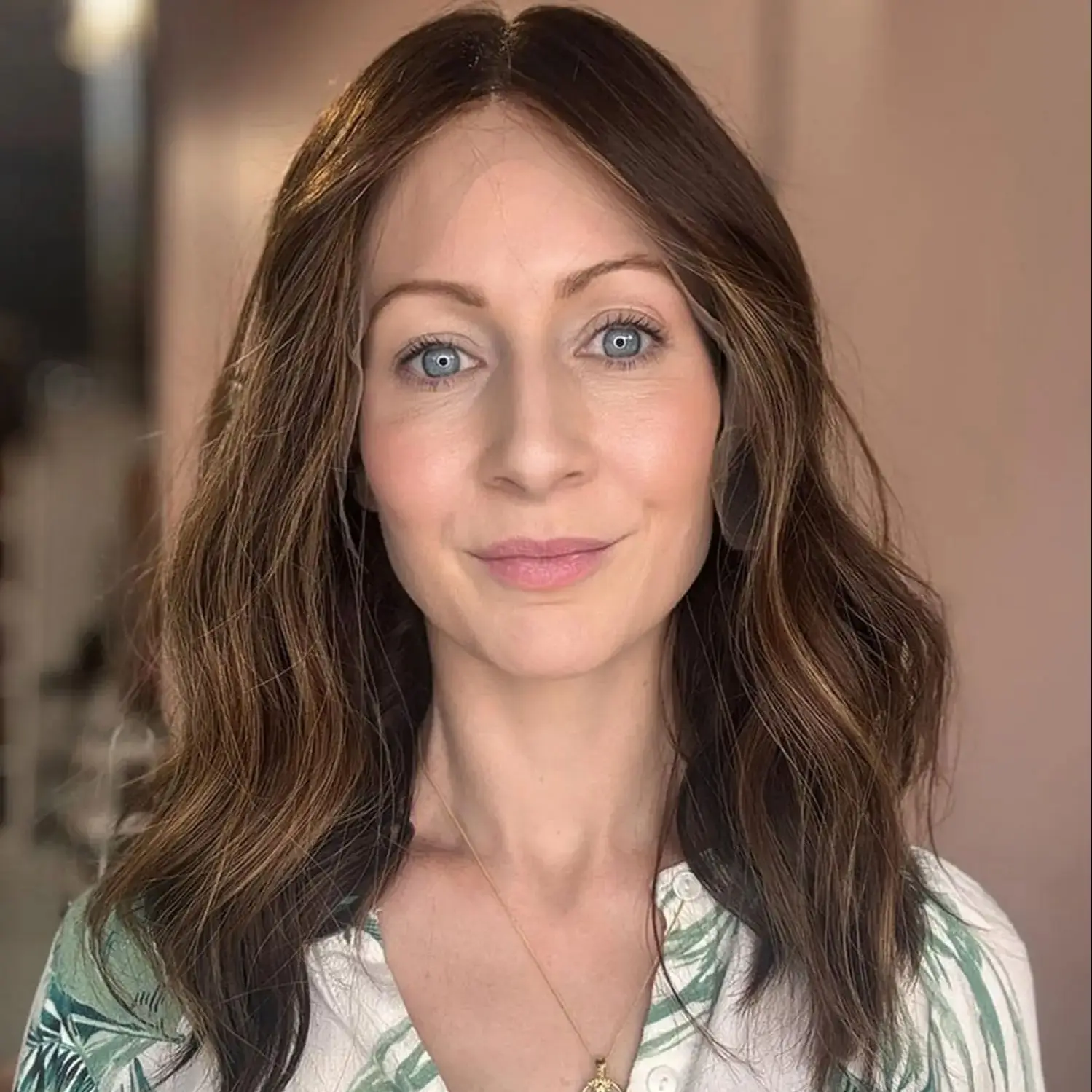 

16 Inches 13x4 Ombre Chestnut Brown Highlights HD Synthetic Lace Frontal Wig Medium Length Middle Parting Premium Wig Daily Use