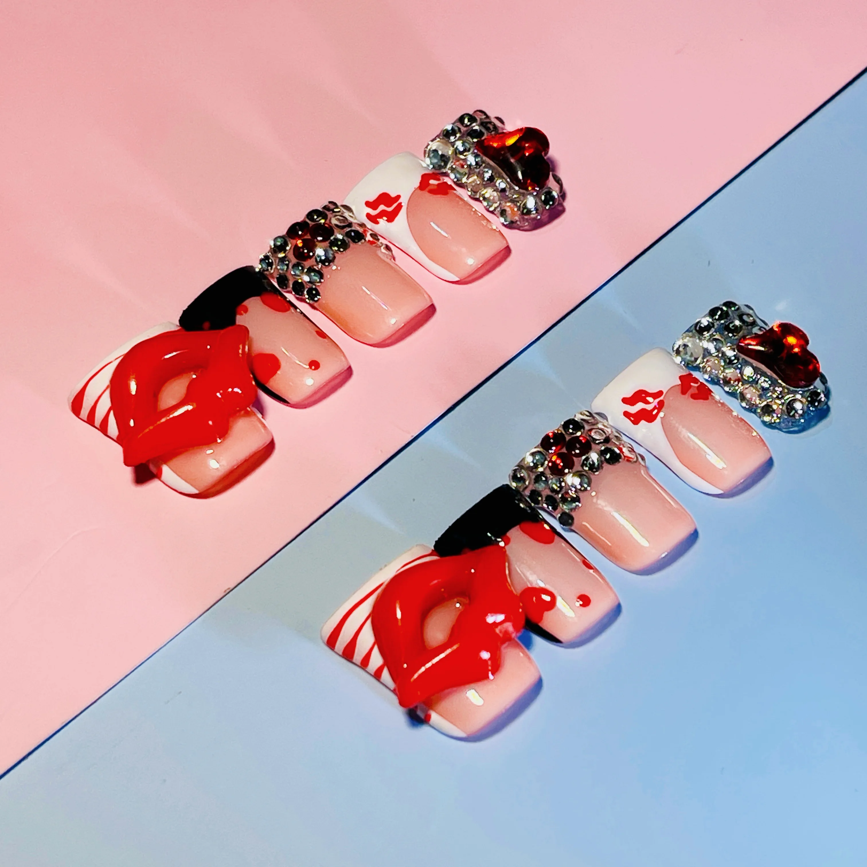 Unghie a pressione con punta d'anatra Heart Kiss, unghie con stampa labbra rosse primaverili e bacio fatte a mano del 2025 con cuori di cristallo, Y2K Valentine Glam