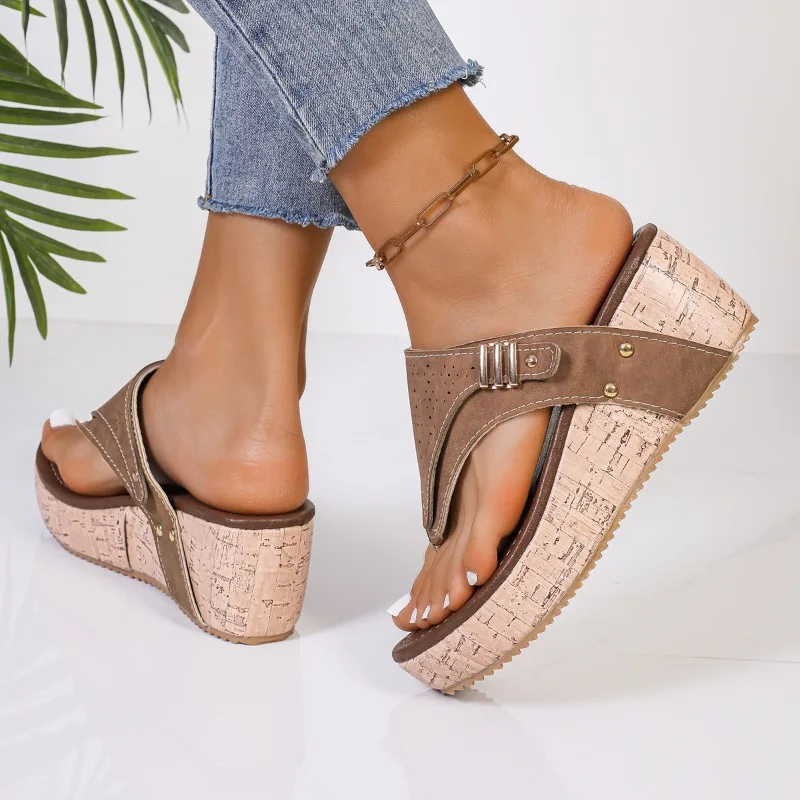 Sandal Wedge Wanita dengan Dekorasi Gesper, Sandal Platform Tebal, Sandal Wanita Model 2026, Sandal Musim Panas Hak Tinggi, Sandal Jepit Wanita Ujung Terbuka