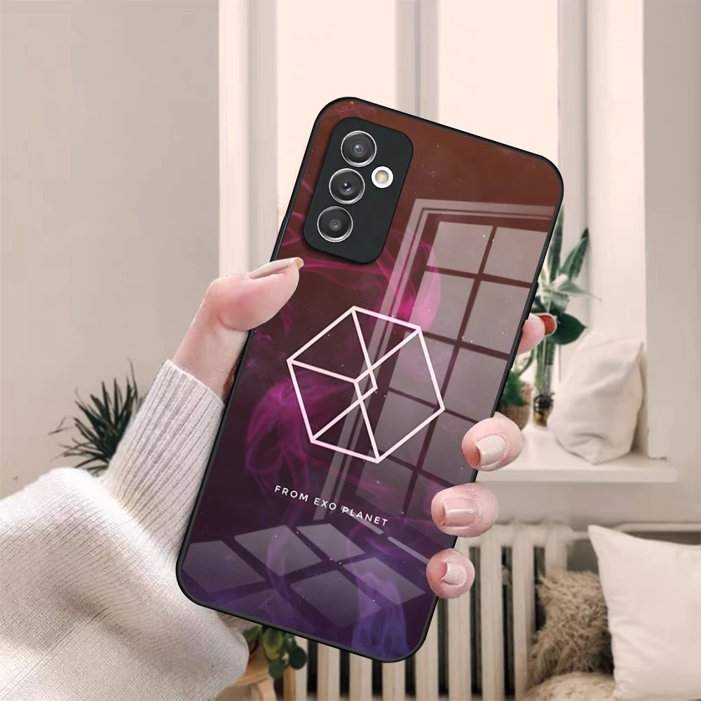 حافظة لهاتف سامسونج S20 S30 S21 S32 S23 S24 S9 S10E نوت 20 10 Pro Ultra Plus غطاء زجاجي فاخر