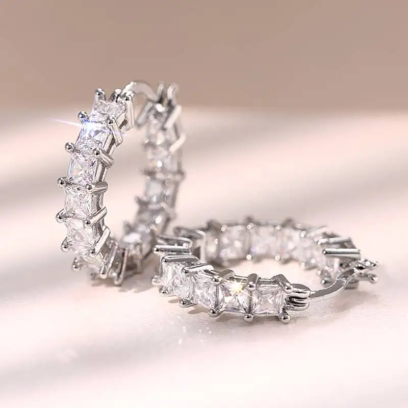 Huitan Damen-Creolen, vielseitiges Kreisdesign, modisch, für Damen, Party, elegante Hochzeitsaccessoires, eingelegt mit hellen CZ-Steinen, schicker Schmuck