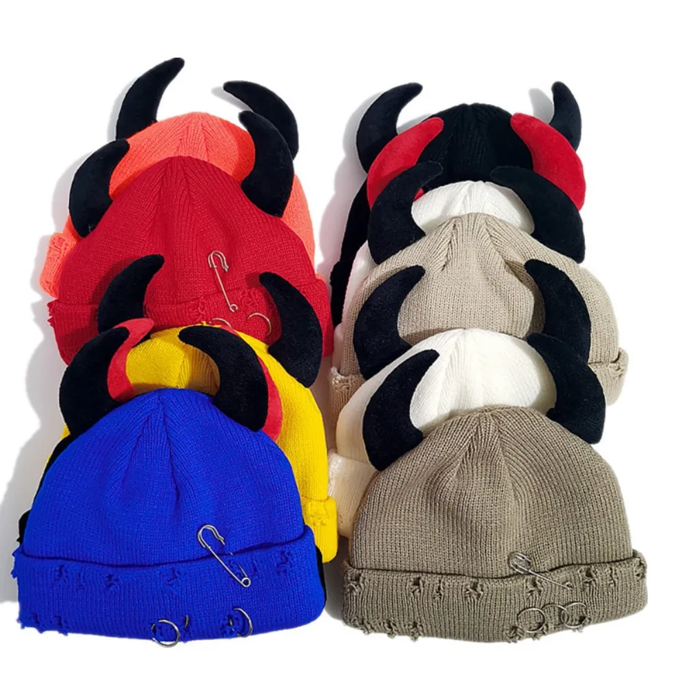 شخصية مع قرون الشيطان الشتاء قبعة صغيرة محبوكة دبوس الديكور مضحك قبعة الهيب هوب الدافئة بلون المتعثرة قبعة الجمجمة للجنسين #3