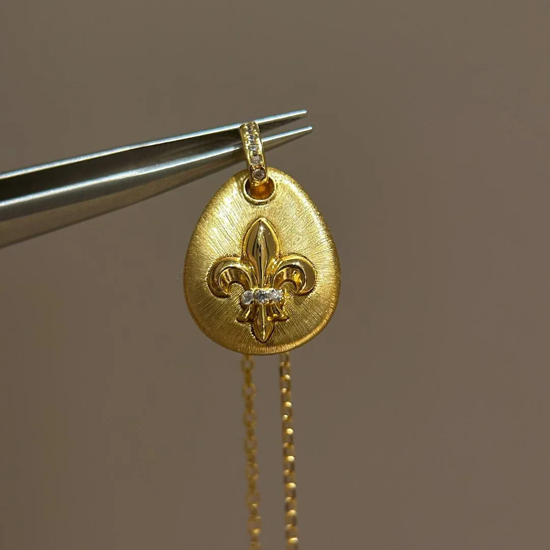 Vintage Luxury Fleur De Lis Brushed Pendant Necklace For Women Niche Delicate Elegant Design Clavicle Chain Dainty Jewelry Gift