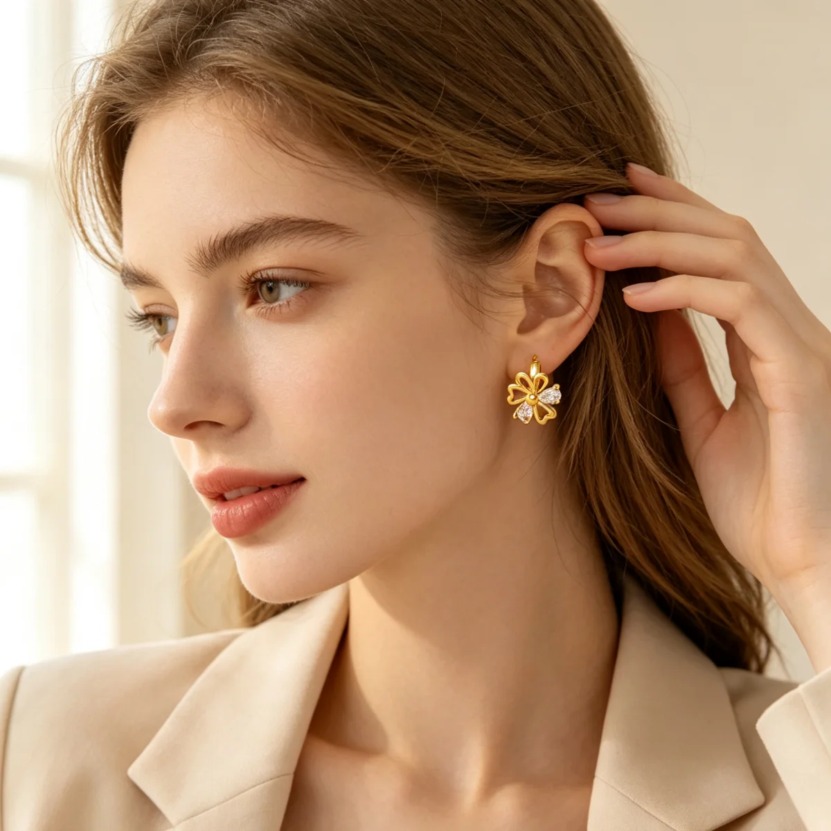 Goldfarbene Kupfer-Blumen-Huggie-Creolen für Damen, mit klaren Zirkonia-Steinen, hohlen Blütenblättern, zarter Blumen-Ohrringe, Hochzeitsschmuck, Geschenk – Detail 10