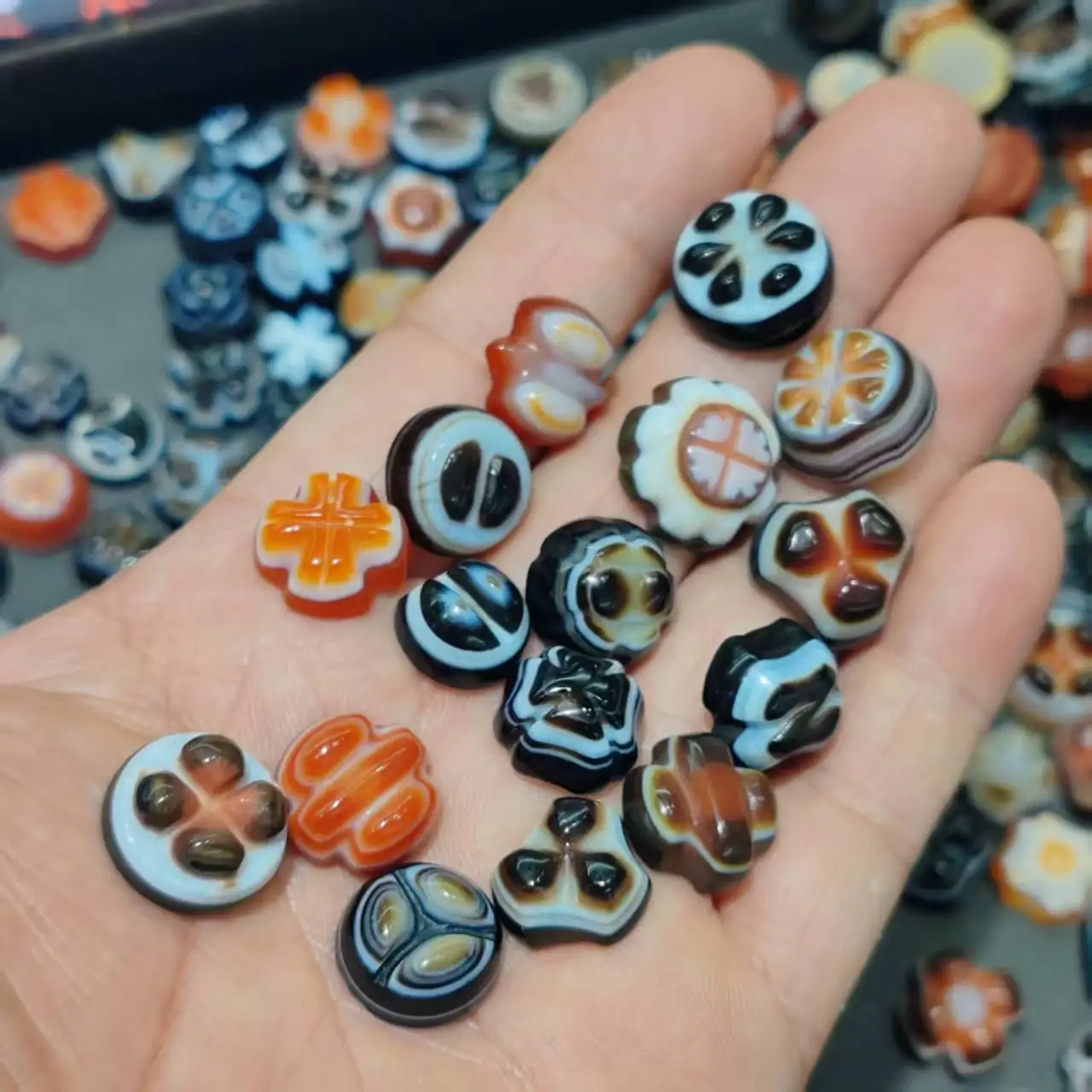 1 bag dzi Playfully carved double-eyed sheep plate beads in black and white agate shapes intricately crafted contrasting buckle