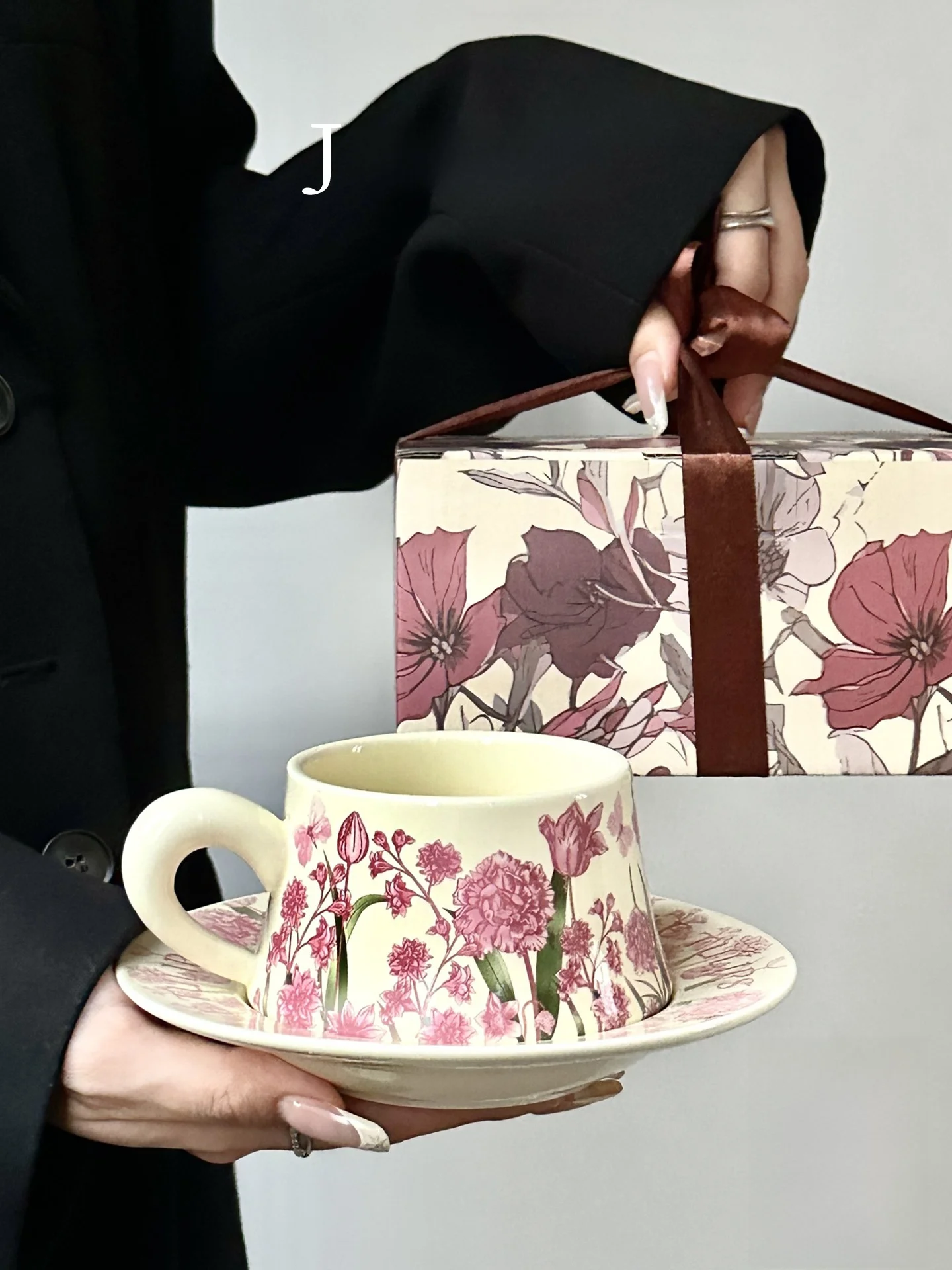 

Набор кофейных кружек и тарелок ручной росписи для женщин, с рисунком в стиле масляной живописи, для домашнего использования, кружки с одной ручкой-ушком