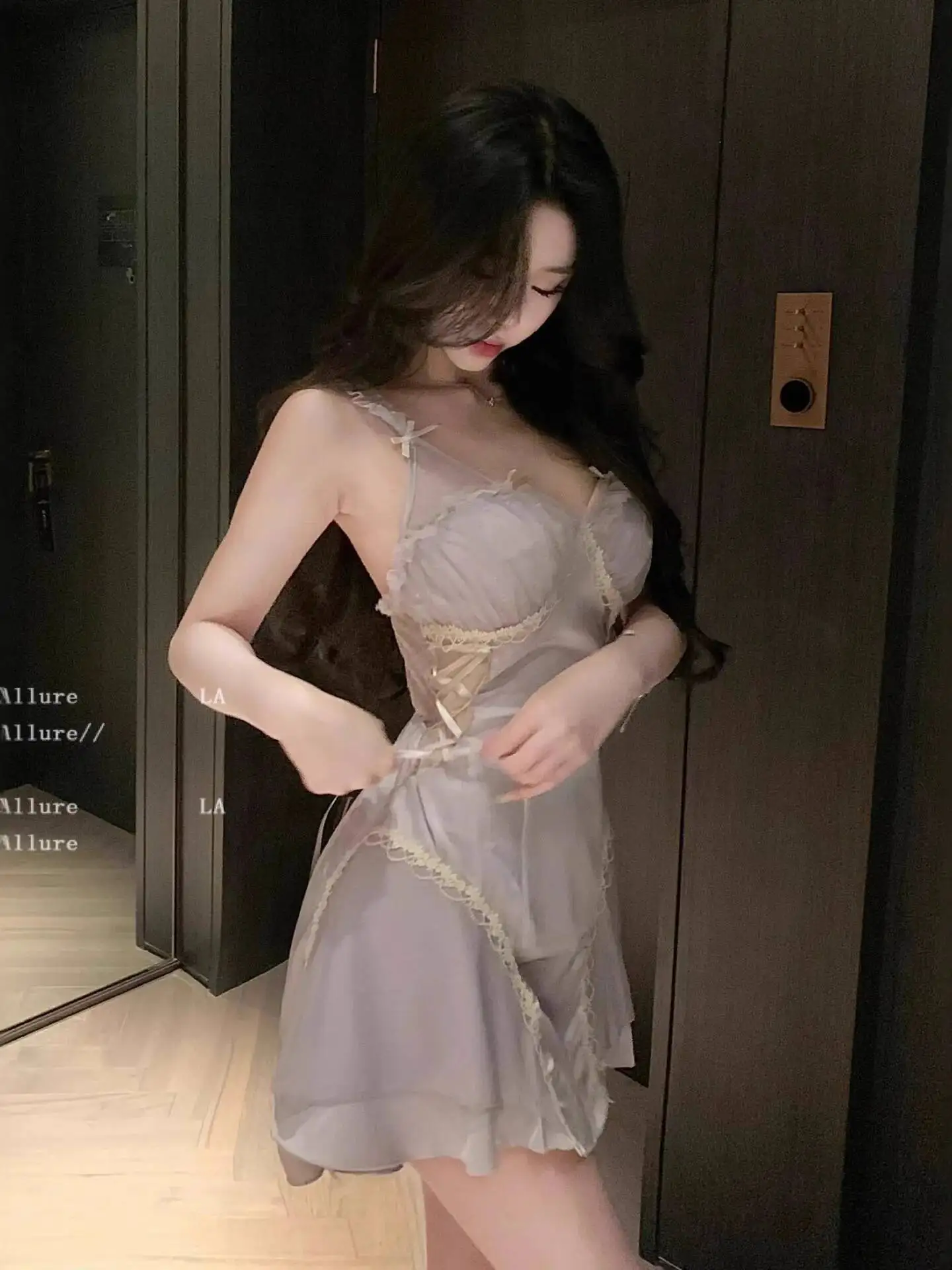 胸パッド付きレースフレンチピュアディザイアセクシーディープVネックサテンスリムフィットドレスバックレスディープVサスペンダーノースリーブドレスエレガントDQUC