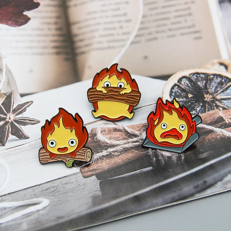 Broche de madera de fuego pequeño, tarjeta de dibujos animados, insignia de Lucifer, accesorios en forma de llama pequeña, modelo de aleación, adornos, juguete, regalos