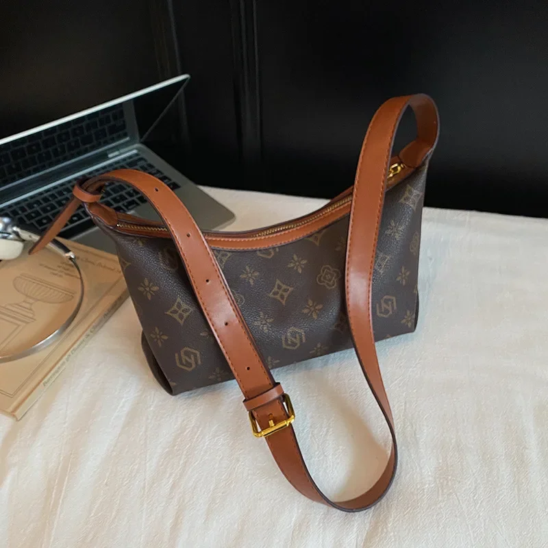 

New Retro Printed Bag for Women, High-end Crescent Messenger Bag, Textured Commuter Bag, Fashionable and Versatile Model